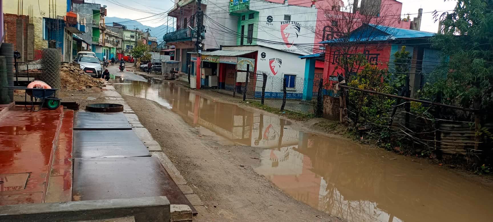 अत्तरिया बजार सँग जोडीएको बरपिपल सडकको बेहाल